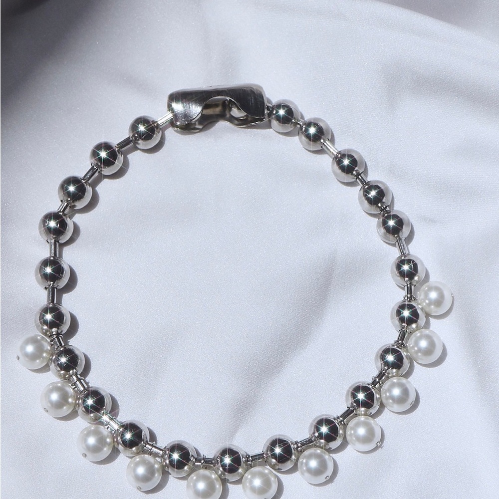 Cold Shoulder Oversized Pearl Necklace